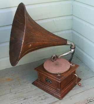 Victor III wood horn